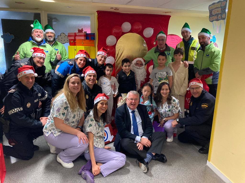 Papá Noel visita el Hospital de León