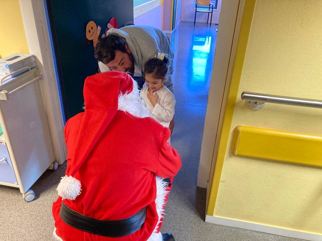 Papá Noel visita el Hospital de León