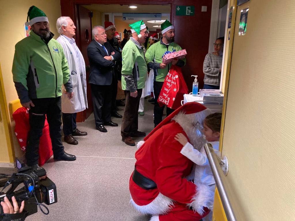 Papá Noel visita el Hospital de León