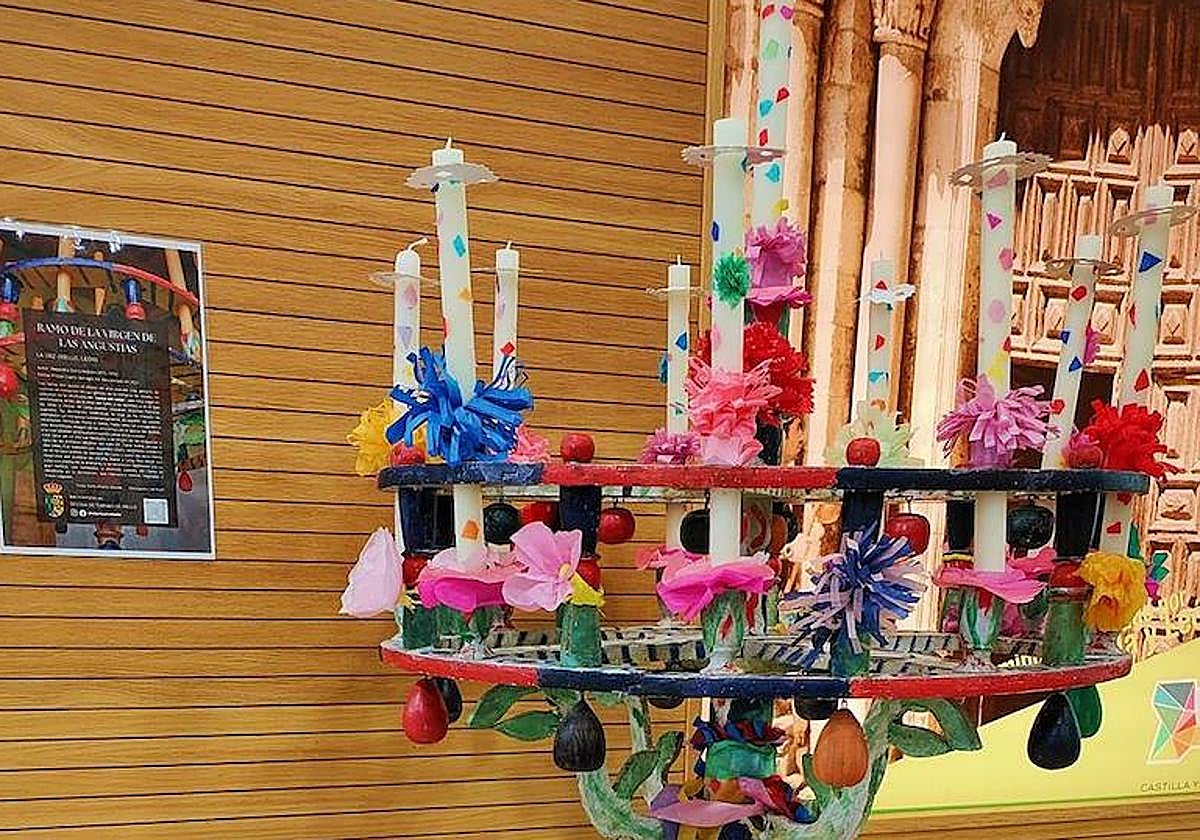 Ramo leonés expuesto en el municipio de la Urz.