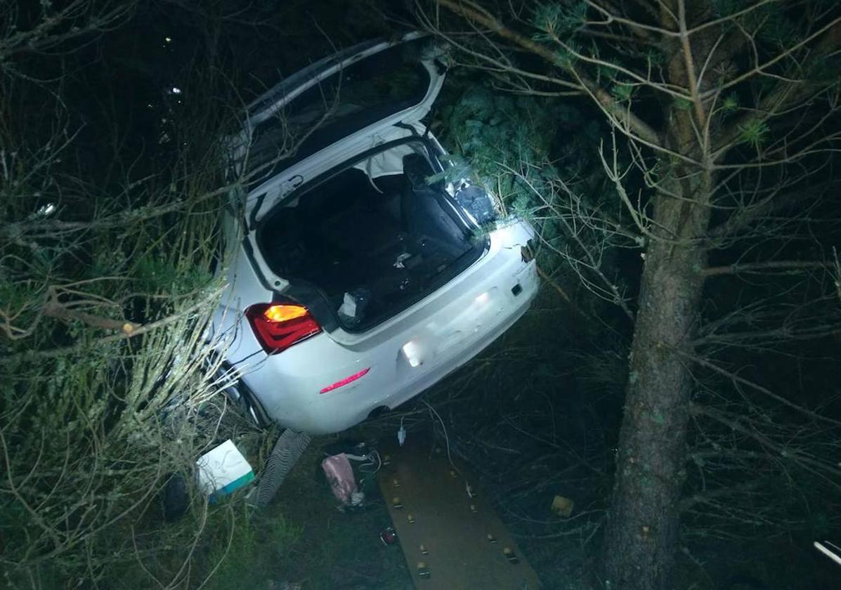 El vehículo cayó por un barranco de 20 metros.