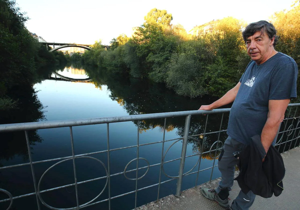 El presidente de la asociación Tyto Alba, Miguel Ángel Gallego, junto al río Sil a su paso por Ponferrada.