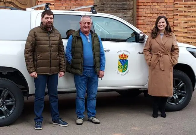 La alcaldesa de Llamas de la Ribera, , Sara Fernández, junto al Secretario y empleado municipal con el nuevo vehículo.