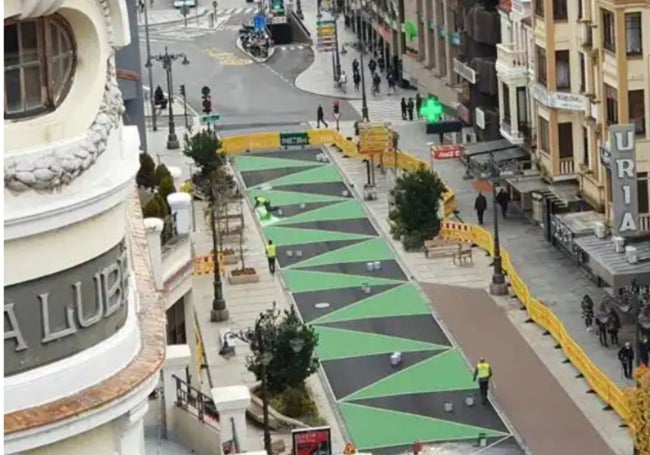 Avenida Ordoño II desde el Ayuntamiento con la cúpula de Lubén.