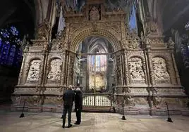 El alcalde de León en su visita al trascoro de la Catedral de León.