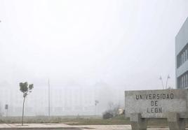 El campus de Vegazana bajo la niebla en una imagen de archivo.