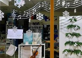 Escaparate de Deco León con su decoración navideña para el concurso.