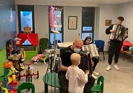 Miguel Núñez con sus hijos en el Hospital de León.