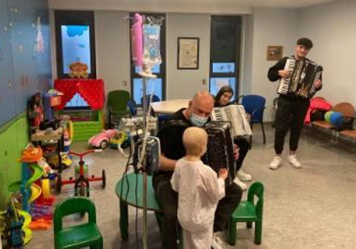 Miguel Núñez con sus hijos en el Hospital de León.