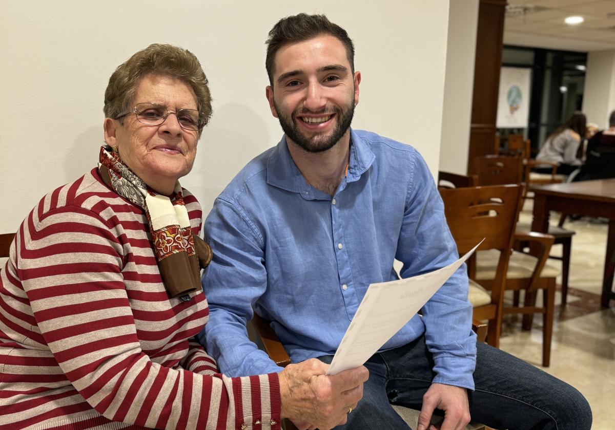 Adrián Peláez y su abuela, Eladia García leyendo su carta.