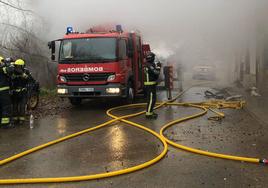 Bomberos de León intervienen en un incendio en Chozas de Abajo.