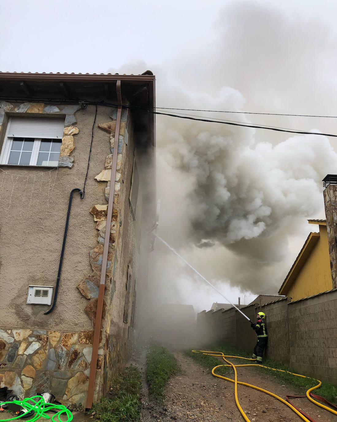 Tejado afectado por el fuego en Chozas de Abajo.