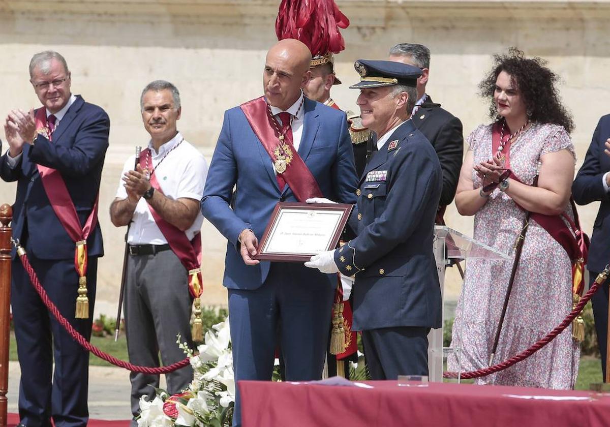 Imagen de la entrega de hijos adoptivos a la ABA.