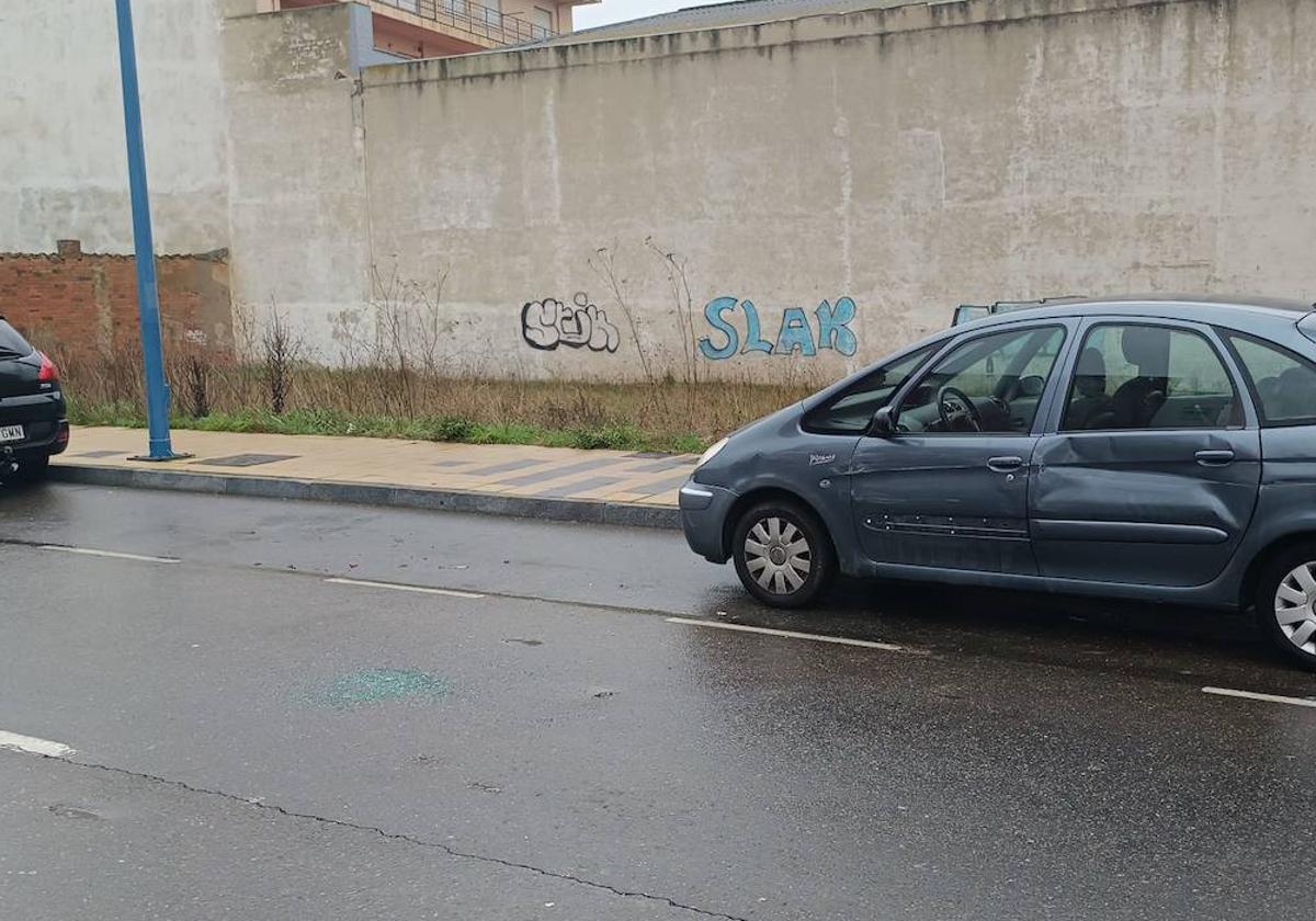 Lugar donde ha tenido lugar el accidente y daños en uno de los vehículos.