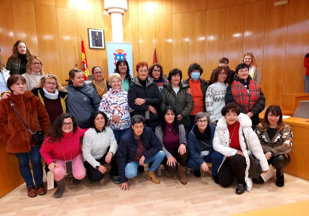 Las pioneras del fútbol femenino del municipio en el salón de plenos de San Andrés del Rabanedo.