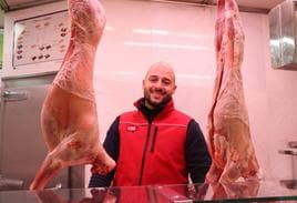 Carlos Escanciano en su carnicería del Mercado Conde Luna.