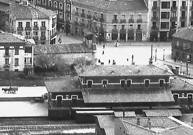 Estación de FEVE e Iglesia de Renueva.