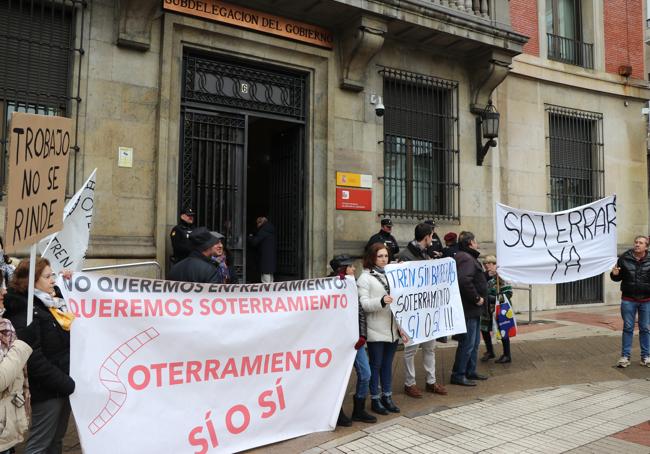 Protestas de esta mañana frente a la subdelegación del Gobierno en León.