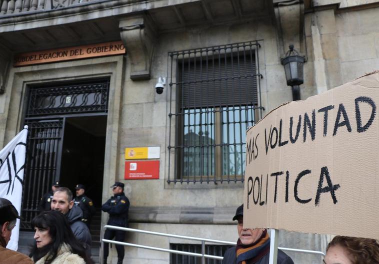 Uno de los carteles de la protesta de este viernes por el soterramiento del tren en Trobajo.