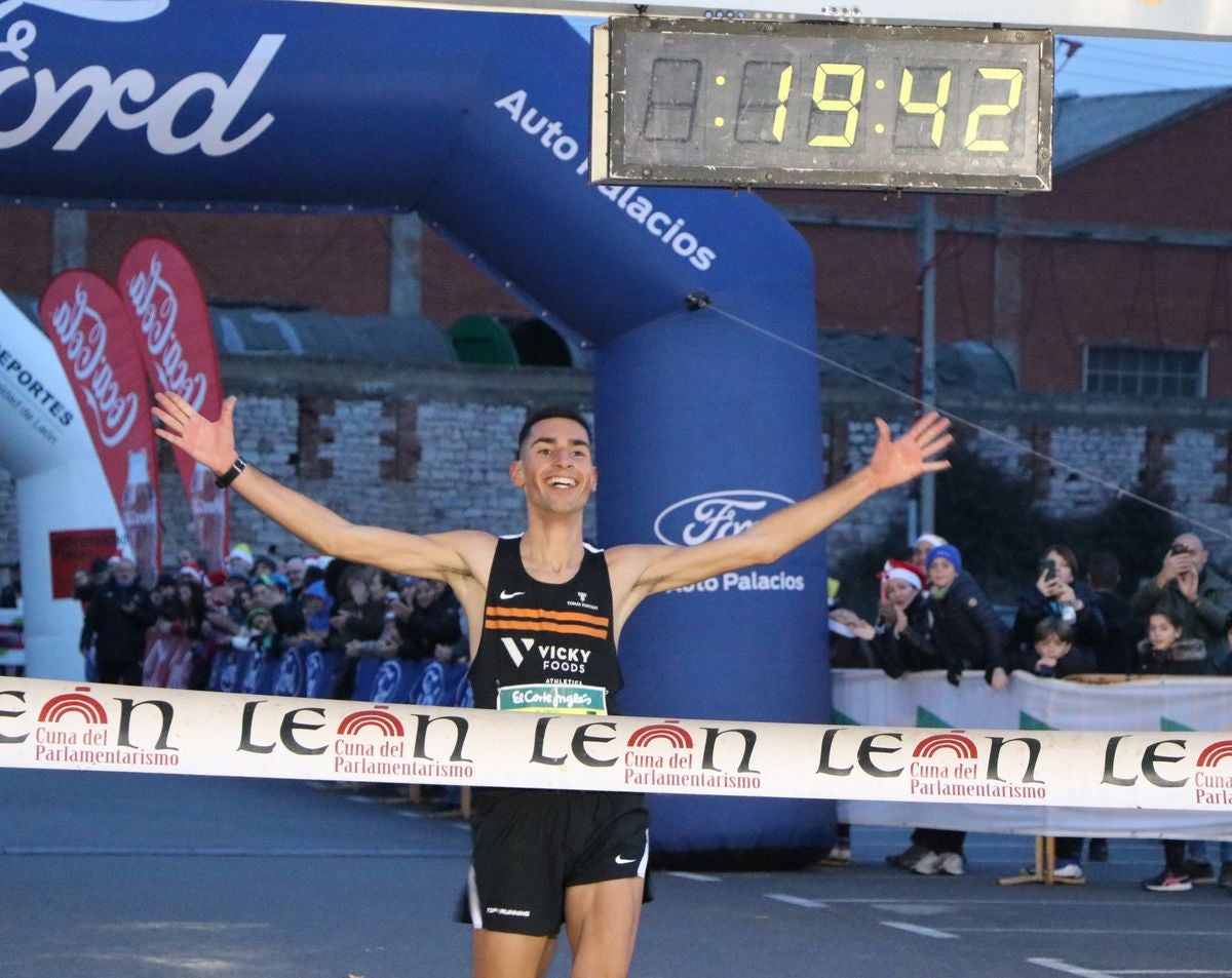 Entrada en meta del ganador de la categoría masculina, Daniel Alonso