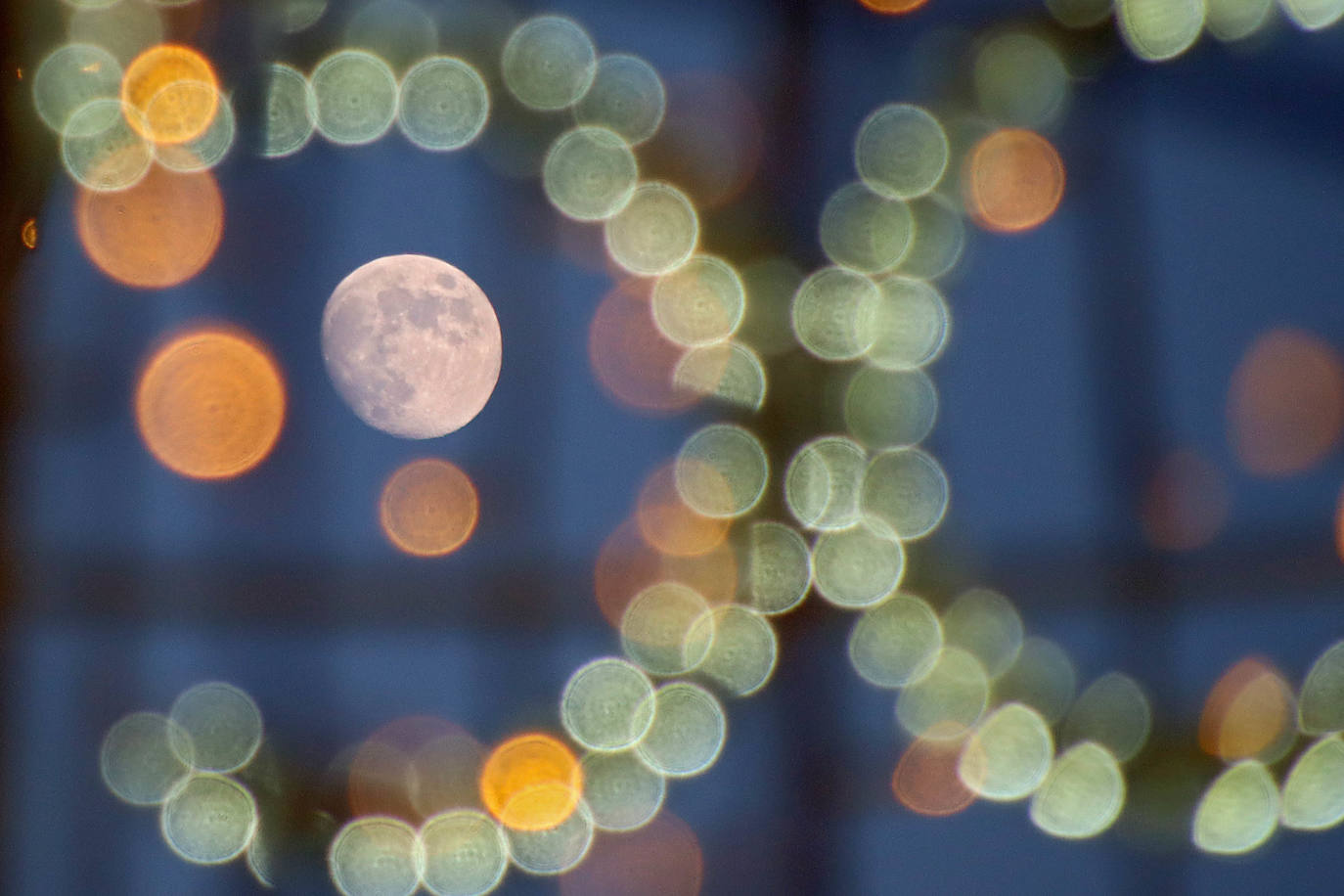 La Luna en el cielo de León.