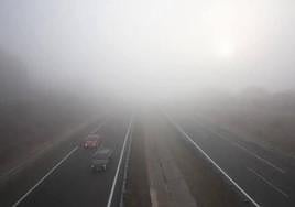 Imagen de archivo de niebla en la A-6 a su paso por la provincia de León.