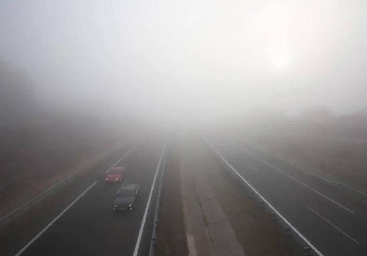 Imagen de archivo de niebla en la A-6 a su paso por la provincia de León.