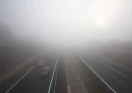 Imagen de archivo de una carretera de León con niebla.