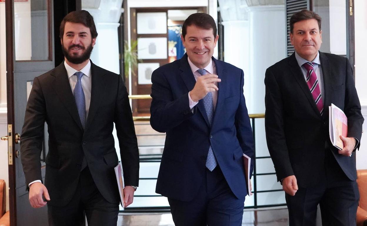 El presidente de la Junta de Castilla y León, Alfonso Fernández Mañueco, y el vicepresidente, Juan García-Gallardo, y el consejero de Economía Carlos Fernández Carriedo comparecen en rueda de prensa para presentar el proyecto de ley de Presupuestos Generales de la Comunidad para 2023.