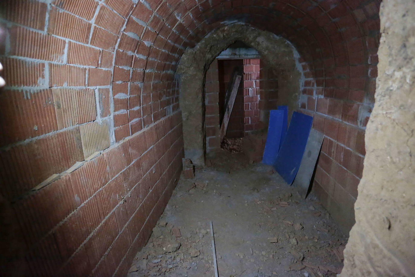 Claudiano Pellitero y su nieto Saúl Coque, rehabilitan una bodega familiar en el municipio leonés de Valdevimbre.