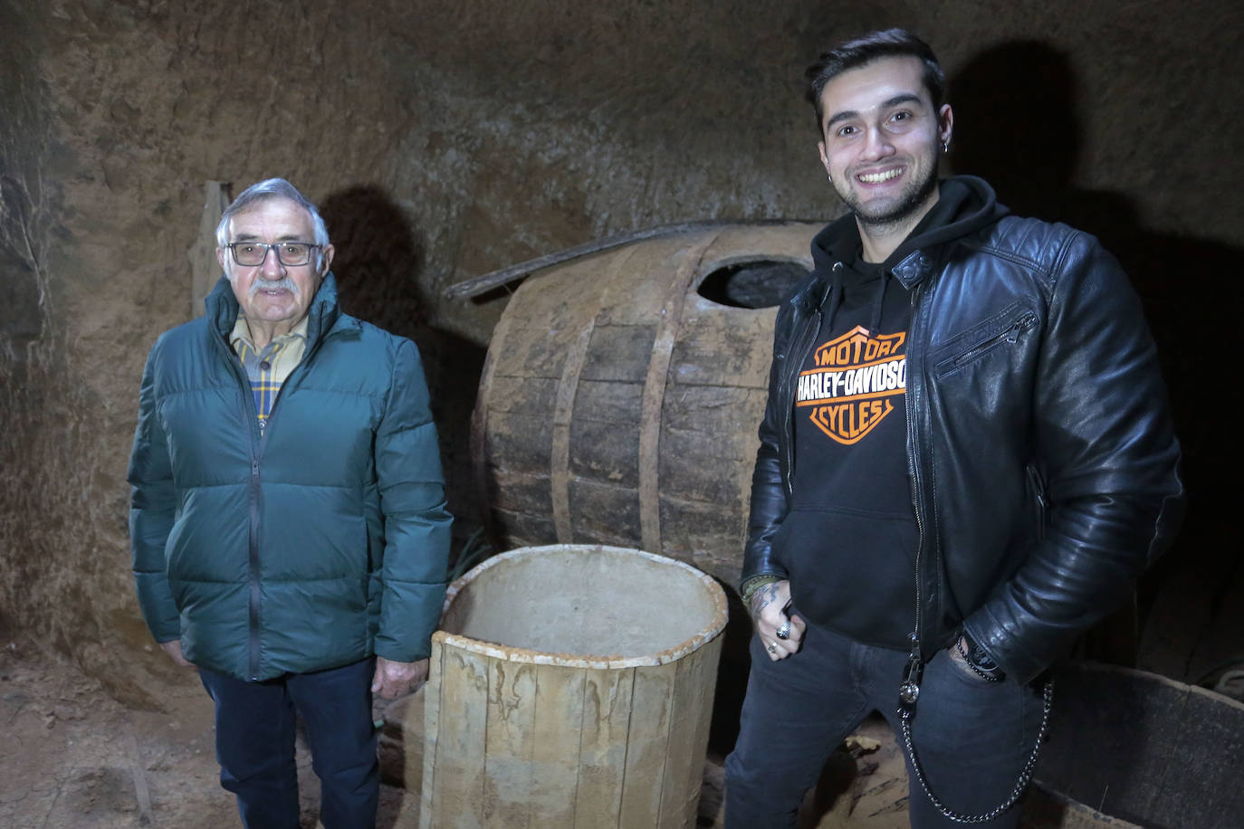 Claudiano Pellitero y su nieto Saúl Coque, rehabilitan una bodega familiar en el municipio leonés de Valdevimbre.