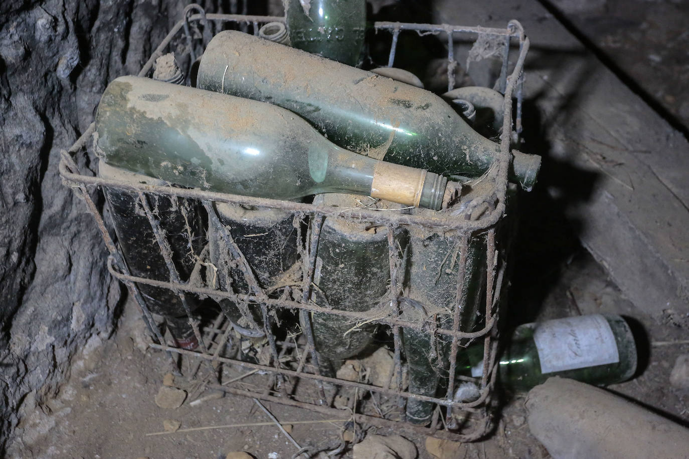 Claudiano Pellitero y su nieto Saúl Coque, rehabilitan una bodega familiar en el municipio leonés de Valdevimbre.