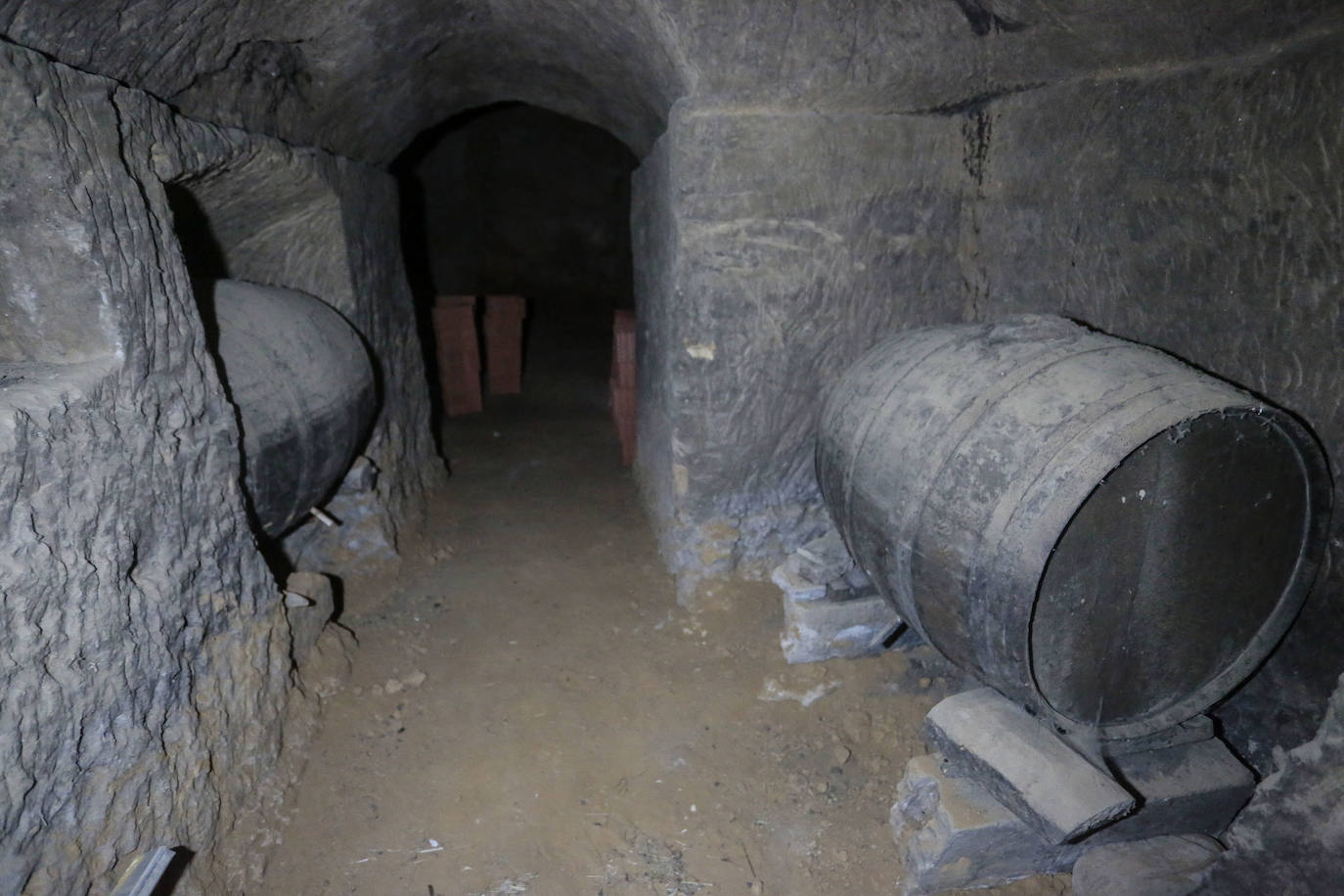 Claudiano Pellitero y su nieto Saúl Coque, rehabilitan una bodega familiar en el municipio leonés de Valdevimbre.