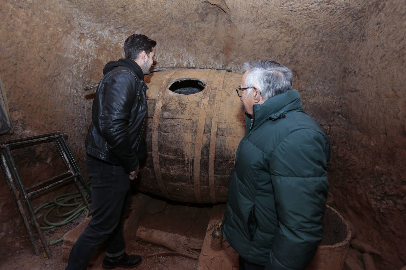 Claudiano Pellitero y su nieto Saúl Coque, rehabilitan una bodega familiar en el municipio leonés de Valdevimbre.