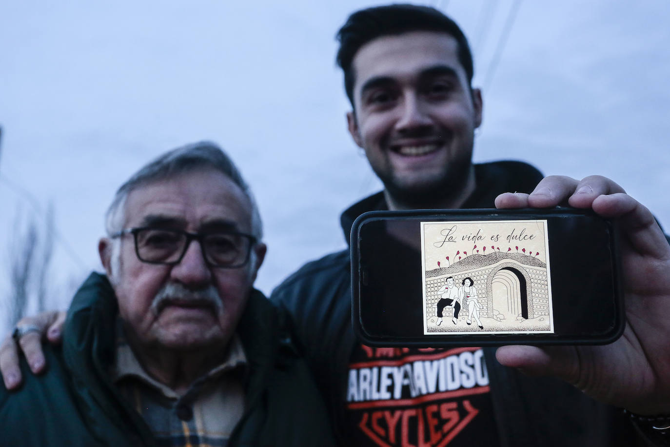 Claudiano Pellitero y su nieto Saúl Coque, rehabilitan una bodega familiar en el municipio leonés de Valdevimbre.