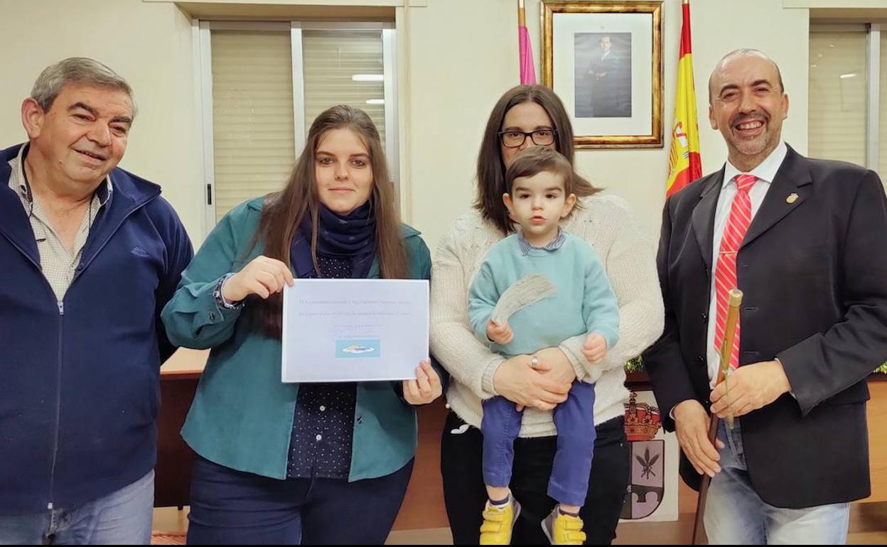 Este niño es el primero que percibe el cheque de ayuda a la natalidad de Valderrey,