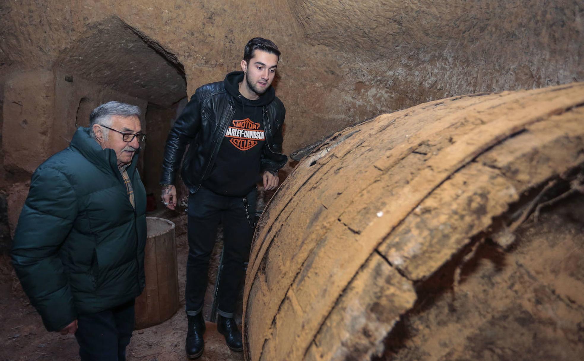 Claudiano Pellitero y su nieto Saúl Coque, rehabilitan una bodega familiar en el municipio leonés de Valdevimbre