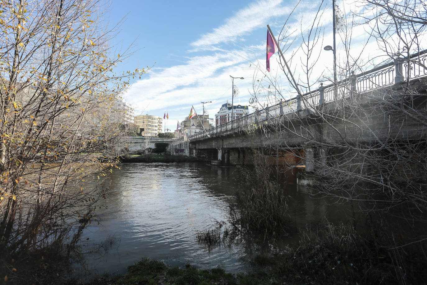 Crecida del río Bernesga a su paso por la capital leonesa