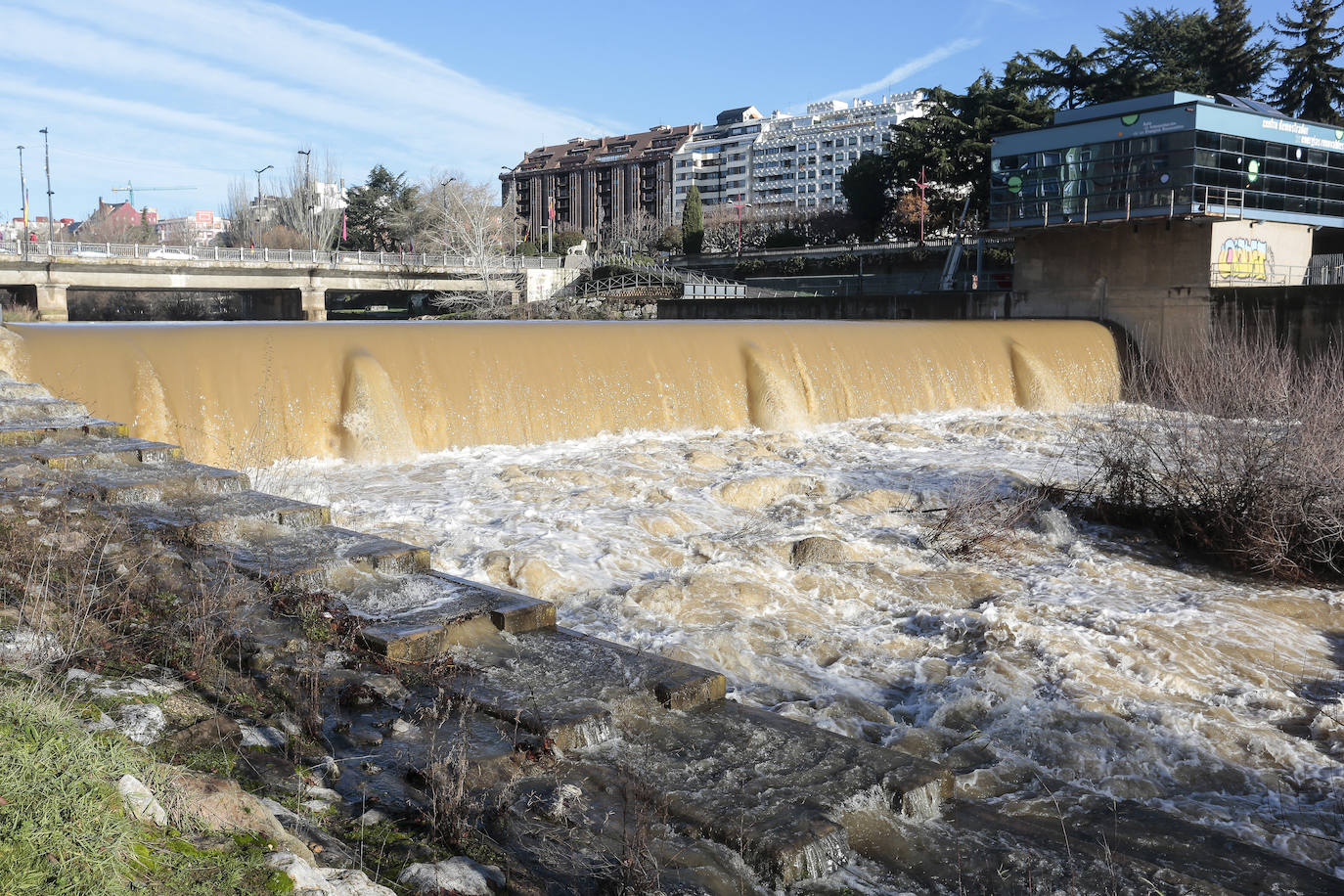 Crecida del río Bernesga a su paso por la capital leonesa