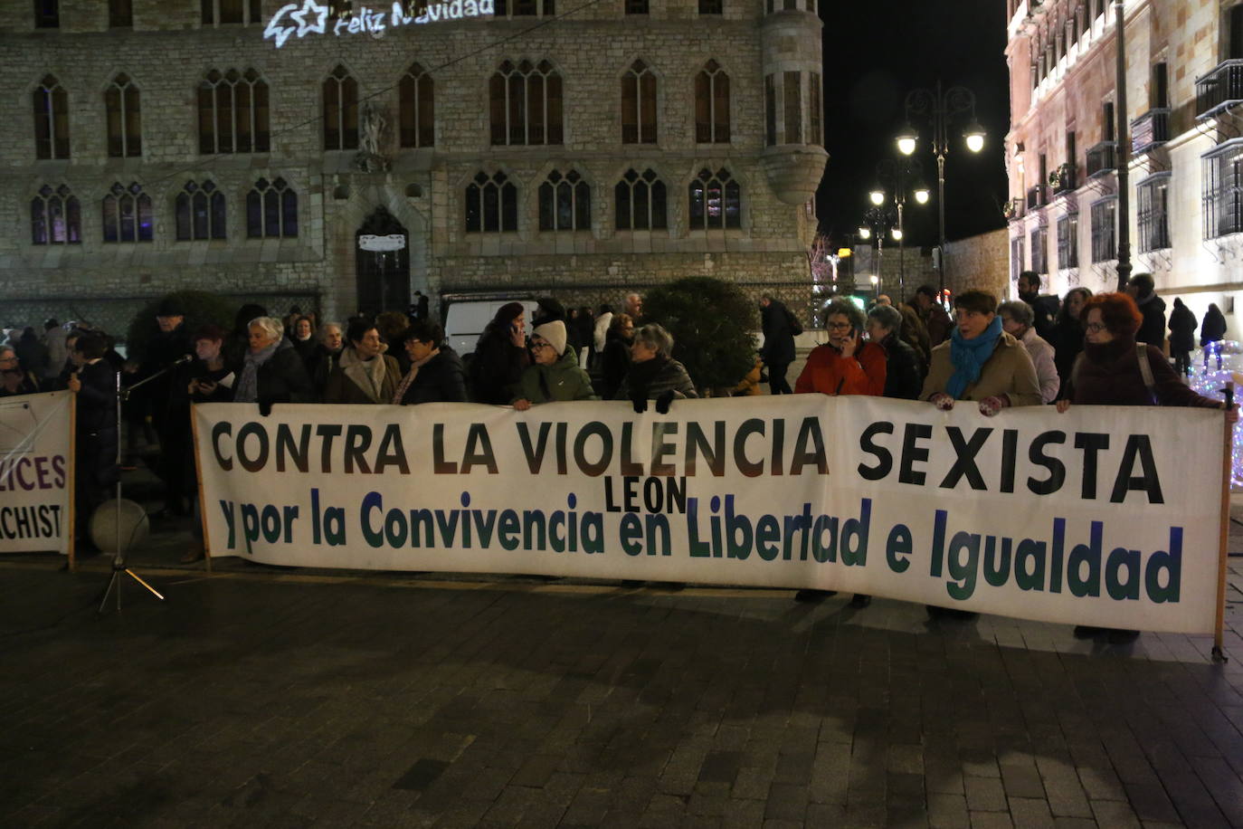 Concentración de Lunes sin Sol tras los tres asesinatos machistas de la última semana del año. 