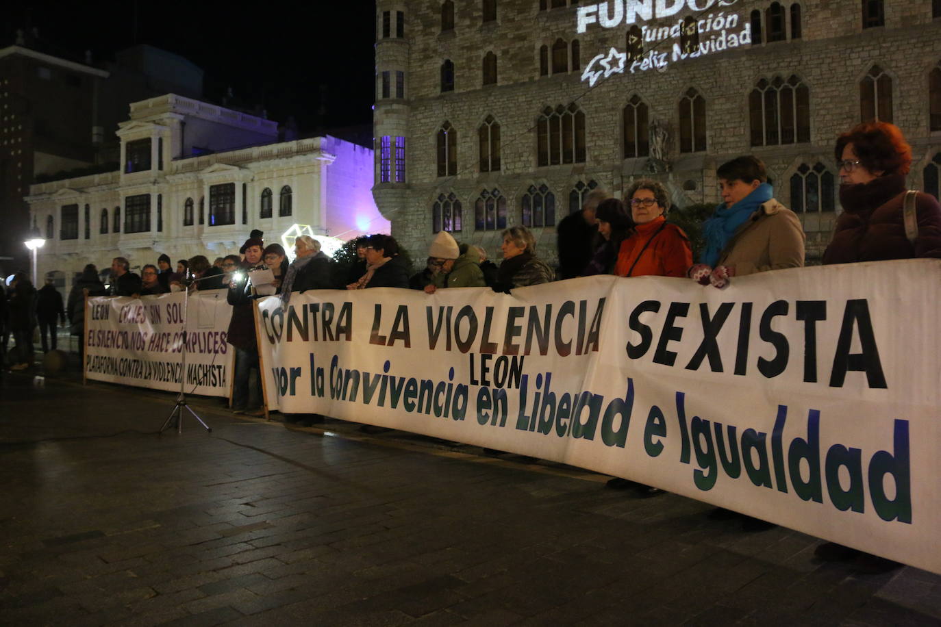 Concentración de Lunes sin Sol tras los tres asesinatos machistas de la última semana del año. 