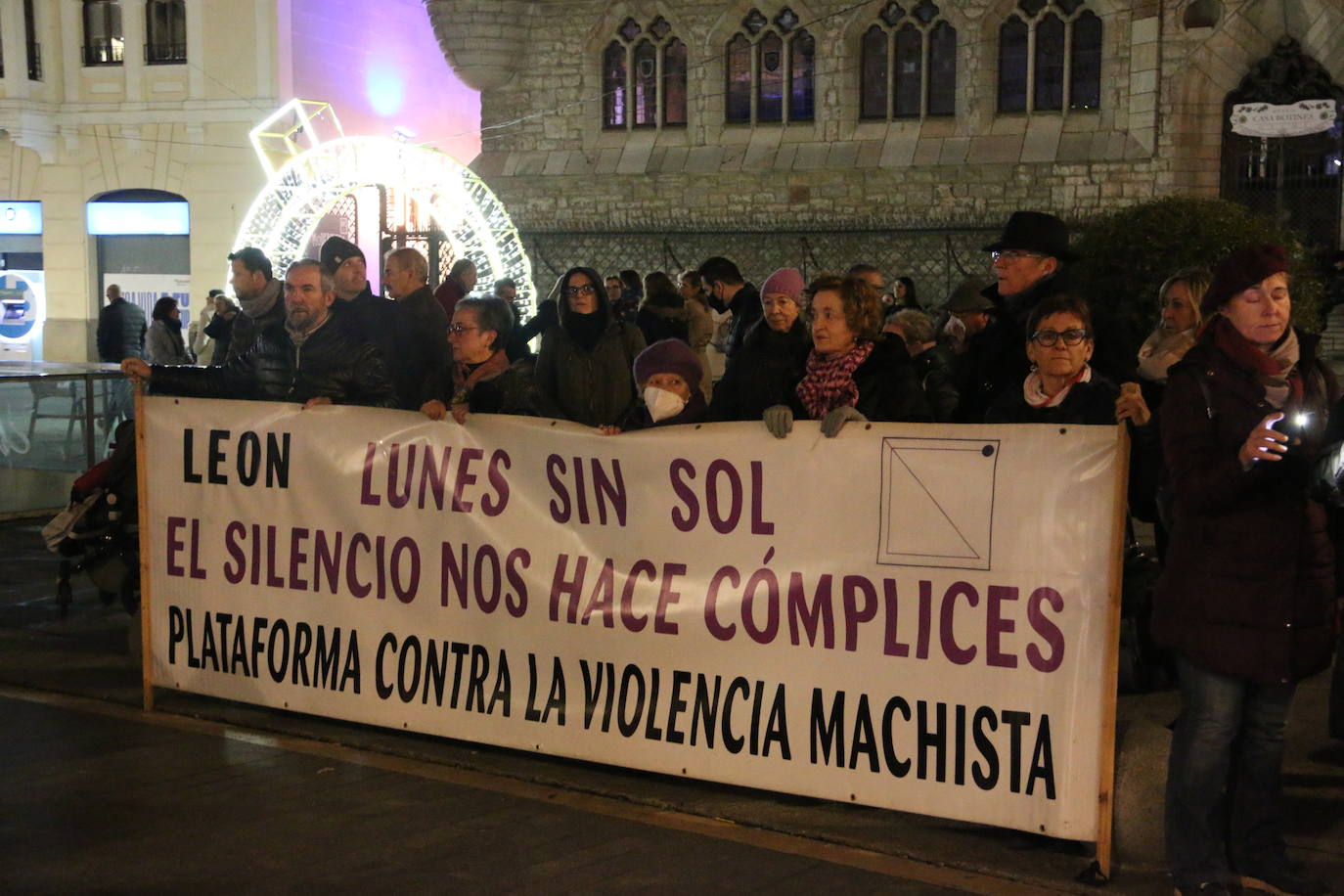 Concentración de Lunes sin Sol tras los tres asesinatos machistas de la última semana del año. 