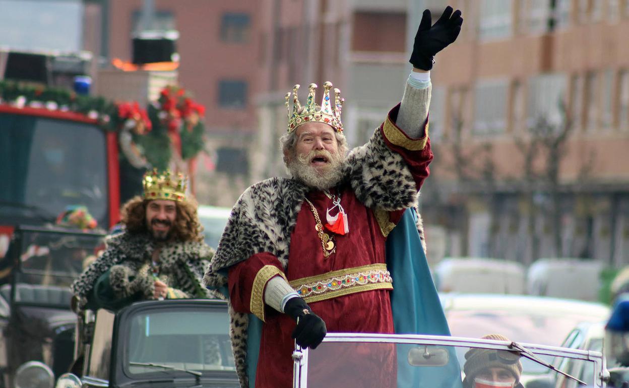 Melchor saluda a los leoneses durante la pasada cabalgata de Reyes. 