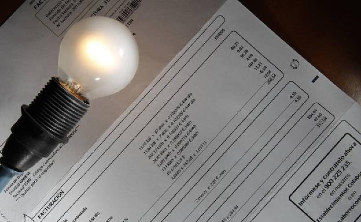 El precio de la luz sube un 26,7% este martes, hasta los 144,73 euros/MWh, máximo de dos semanas