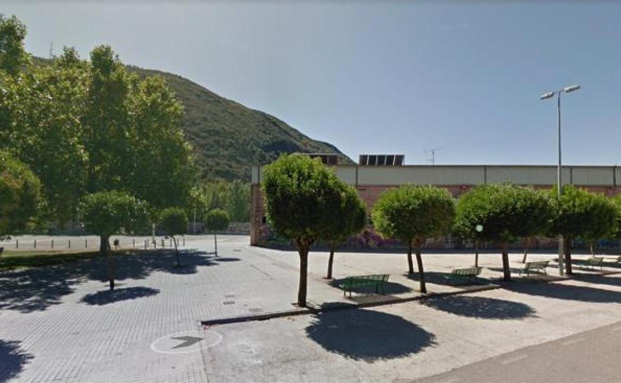 Pabellón José Arroyo, en el barrio de Flores del Sil.