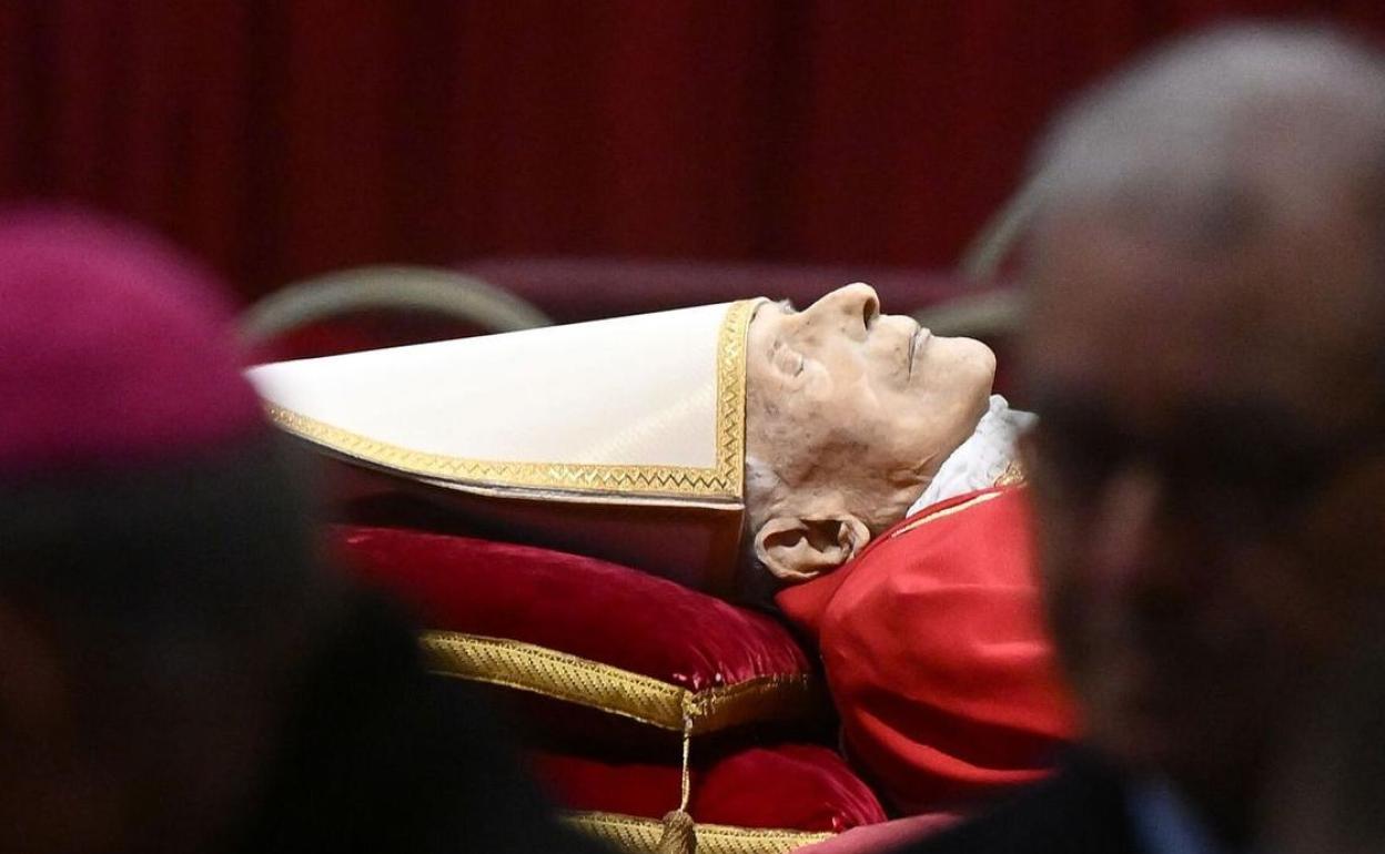 Imagen de Benedicto XVI durante los actos celebrados en el Vaticano tras su fallecimiento. 