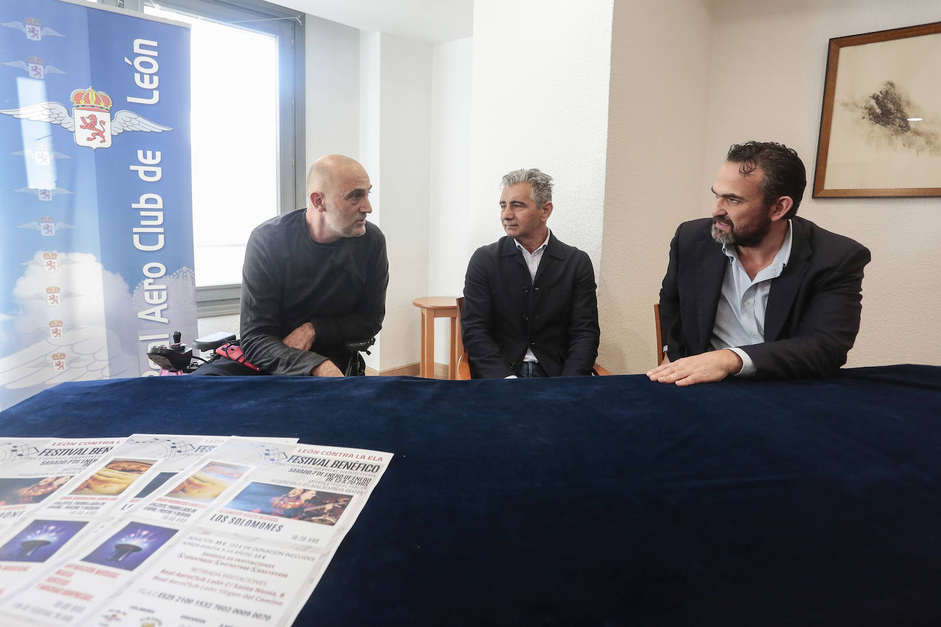 El Real Aero Club de León, presenta un evento a favor de la ELA. En la imagen, Urbano González, afectado por esta enfermedad; el presidente del Real Aero Club, Juan Carlos Redondo y el consejero delegado de Domus Oncinae, Juan Salguero.