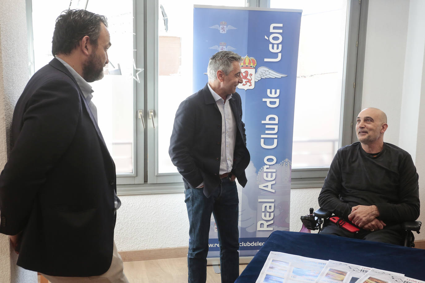 El Real Aero Club de León, presenta un evento a favor de la ELA. En la imagen, Urbano González, afectado por esta enfermedad; el presidente del Real Aero Club, Juan Carlos Redondo y el consejero delegado de Domus Oncinae, Juan Salguero.