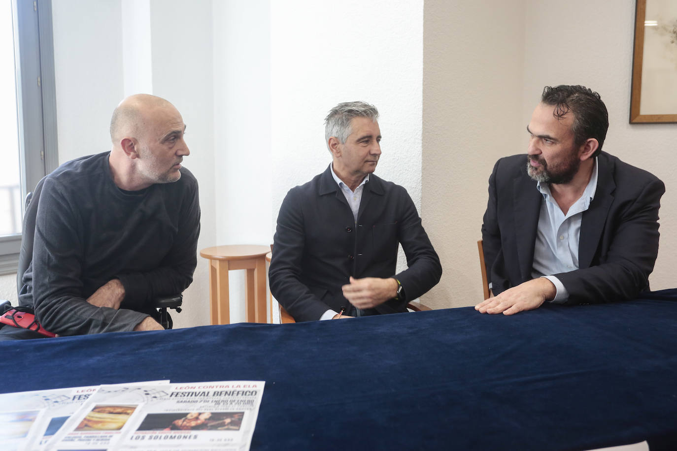 El Real Aero Club de León, presenta un evento a favor de la ELA. En la imagen, Urbano González, afectado por esta enfermedad; el presidente del Real Aero Club, Juan Carlos Redondo y el consejero delegado de Domus Oncinae, Juan Salguero.