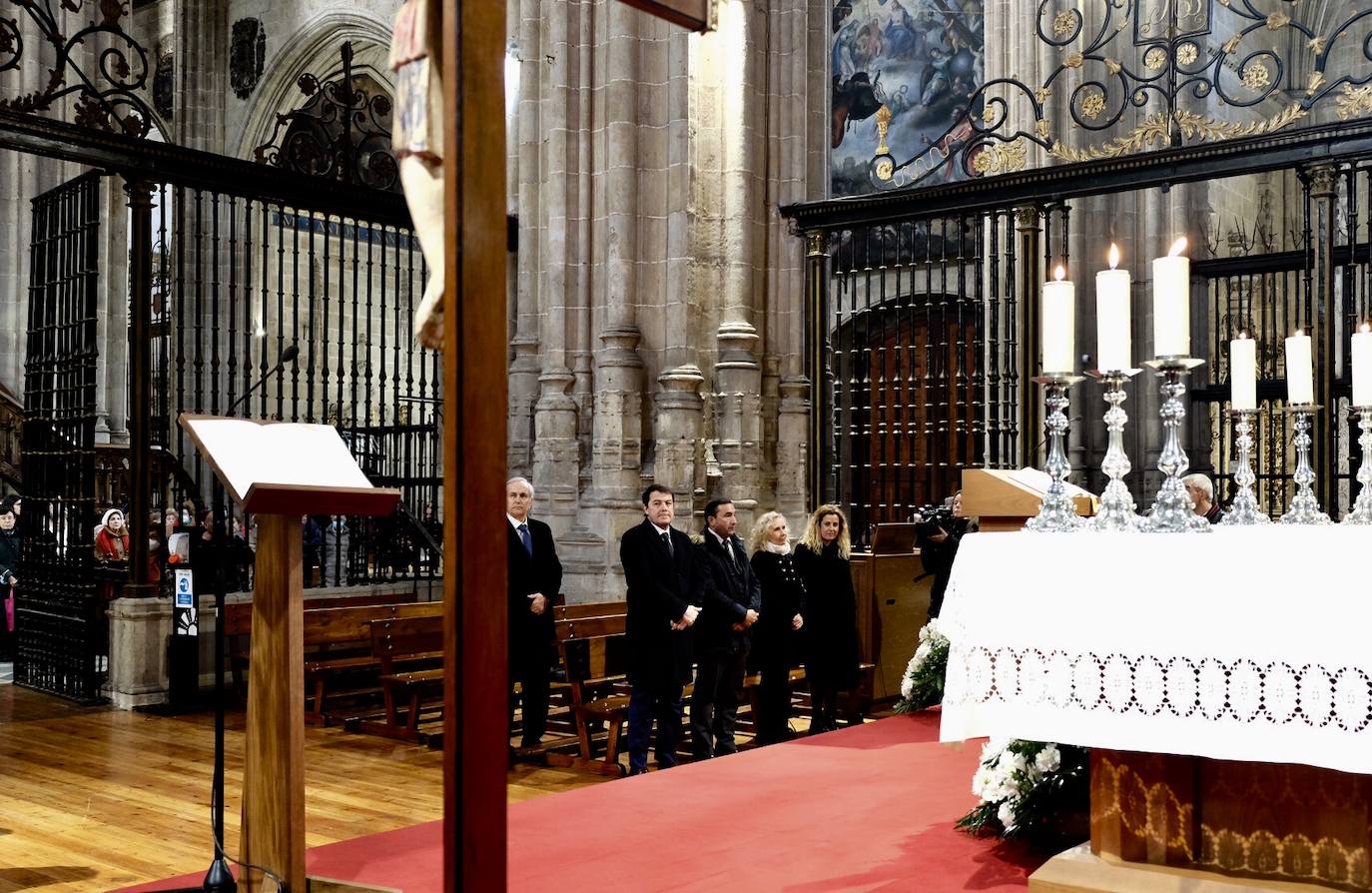 El presidente de la Junta, Alfonso Fernández Mañueco, asiste a la misa funeral por Benedicto XVI.